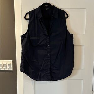 Ann Taylor Sleeveless Button-Down Shirt in Navy